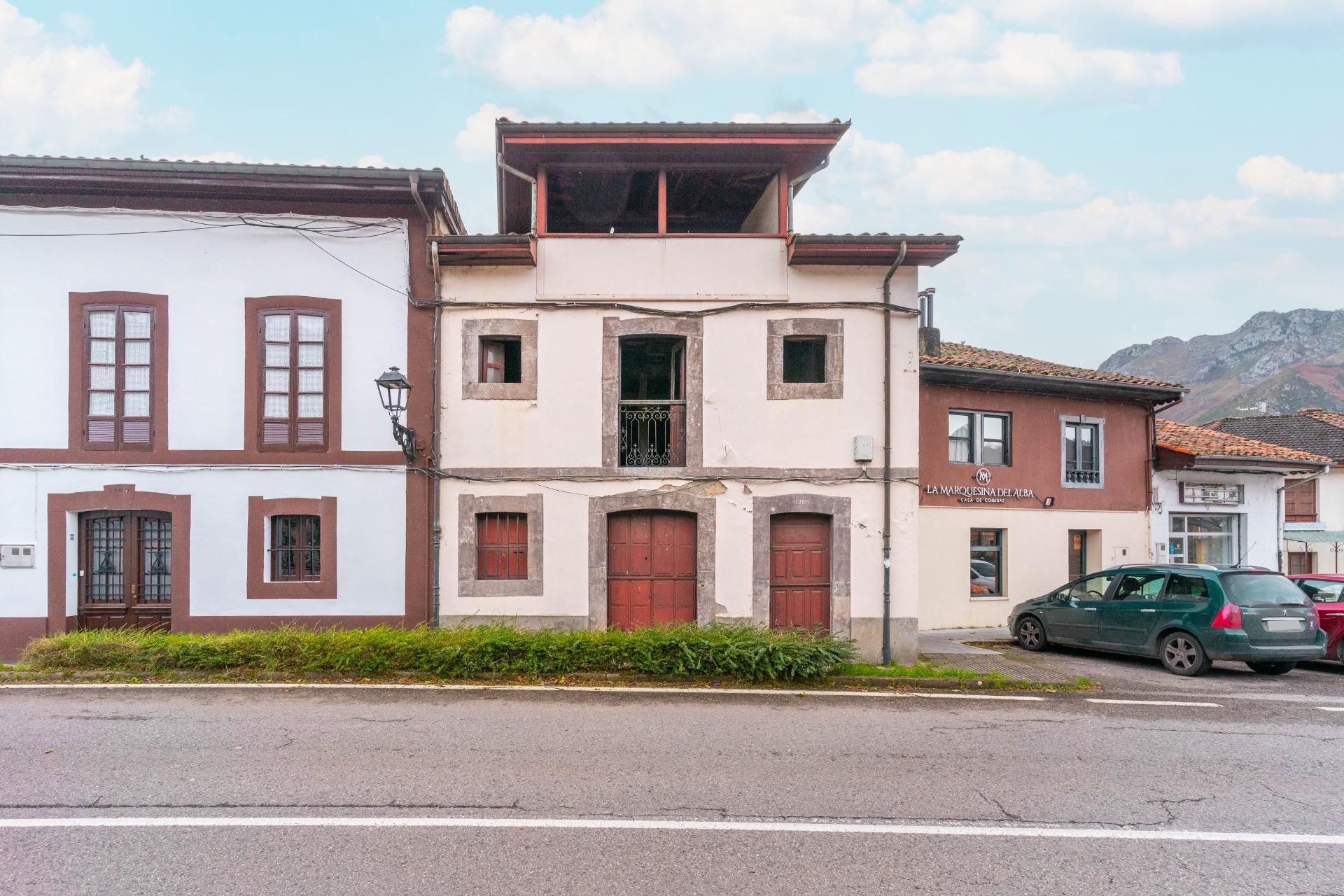 Vista exterior de Casa o xalet en venda en Sobrescobio amb Jardí privat