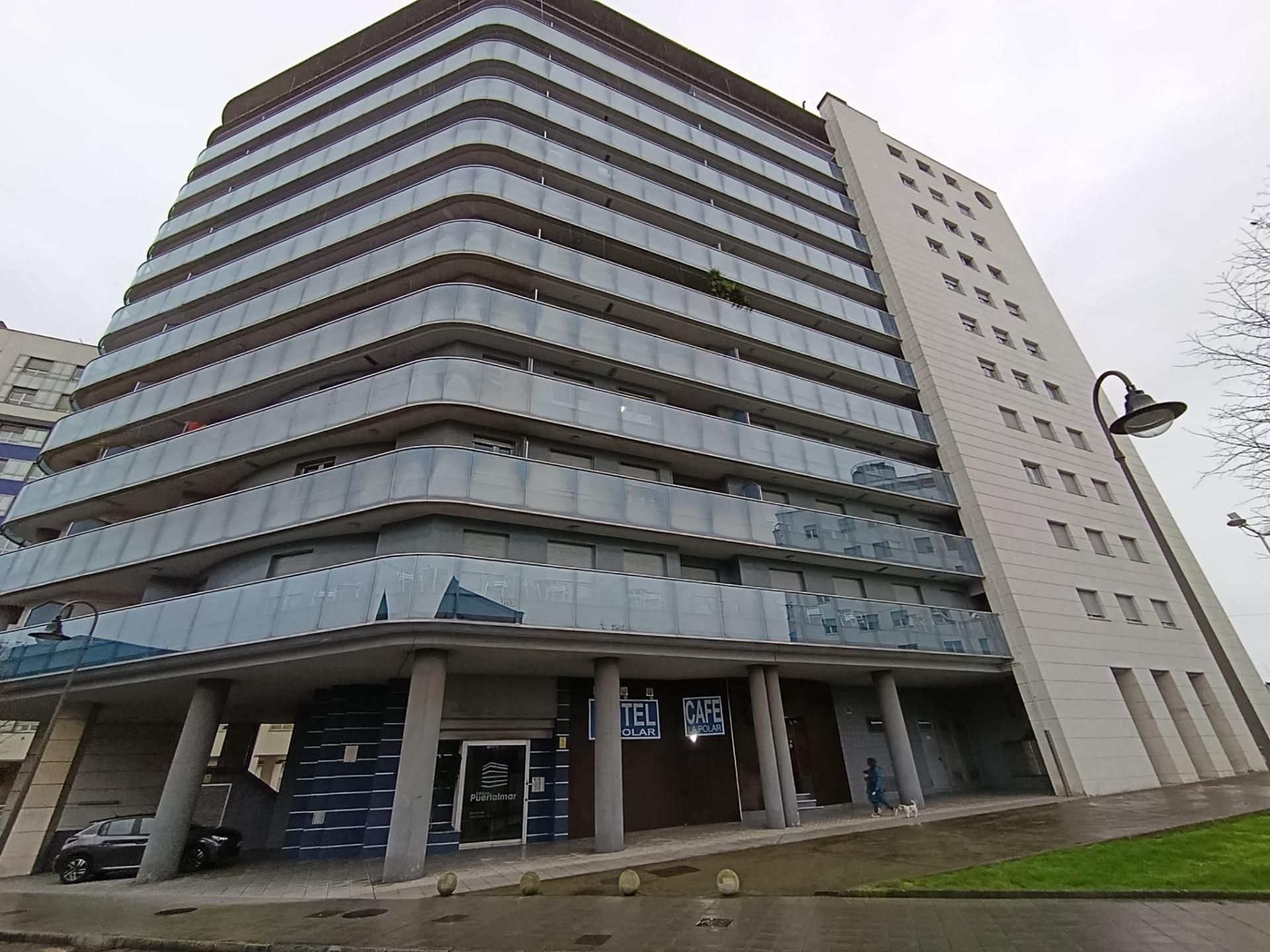 Außenansicht von Wohnung zum Verkauf in Gijón  mit Terrasse, Abstellraum und Möbliert