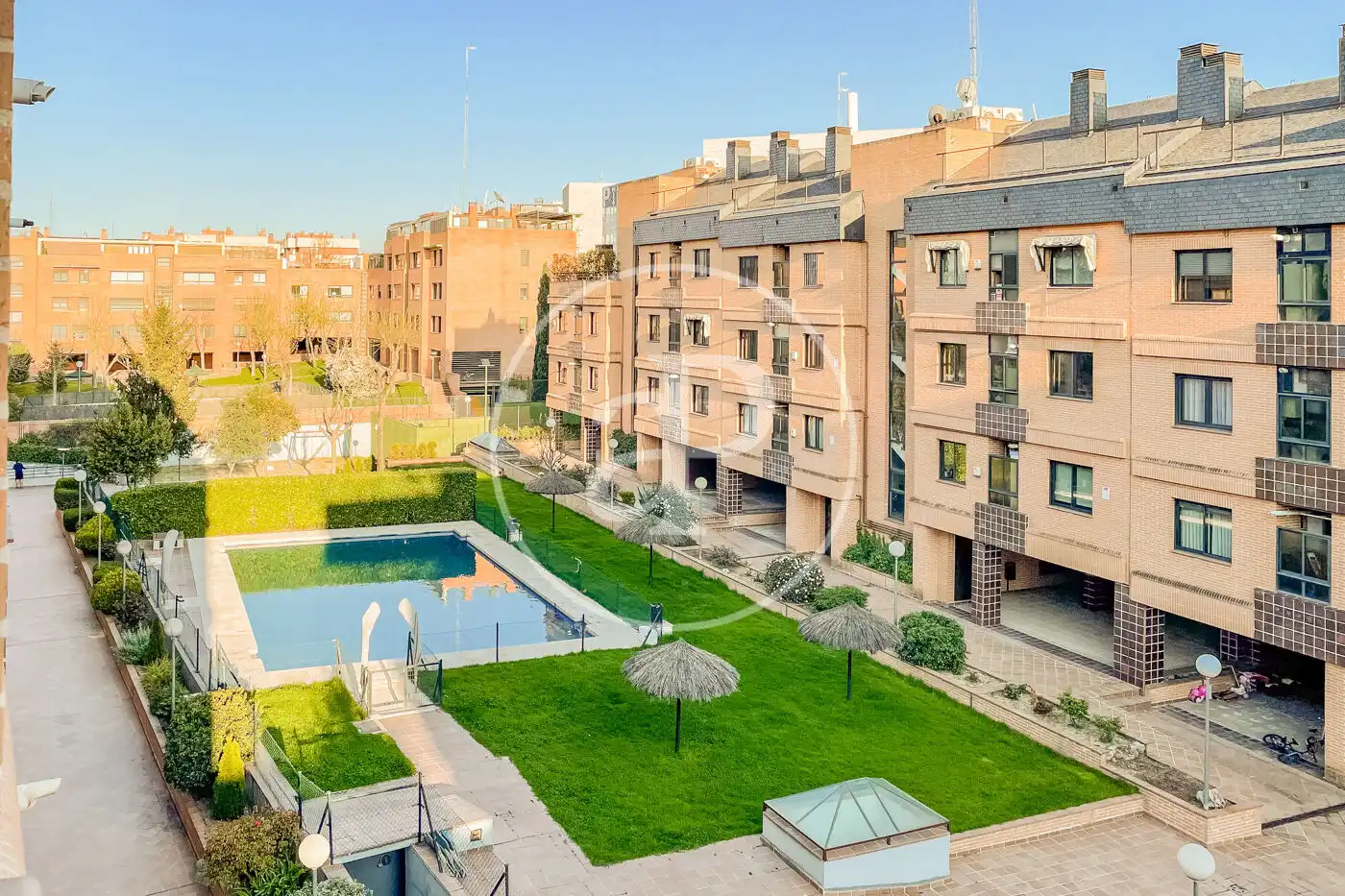 Außenansicht von Wohnung zum Verkauf in La Moraleja mit Klimaanlage, Heizung und Privatgarten