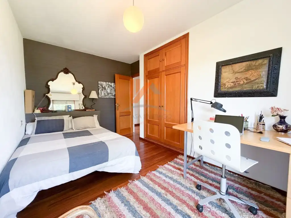 Habitación de Casa adosada en venta en Brión con Jardín privado, Trastero y Horno
