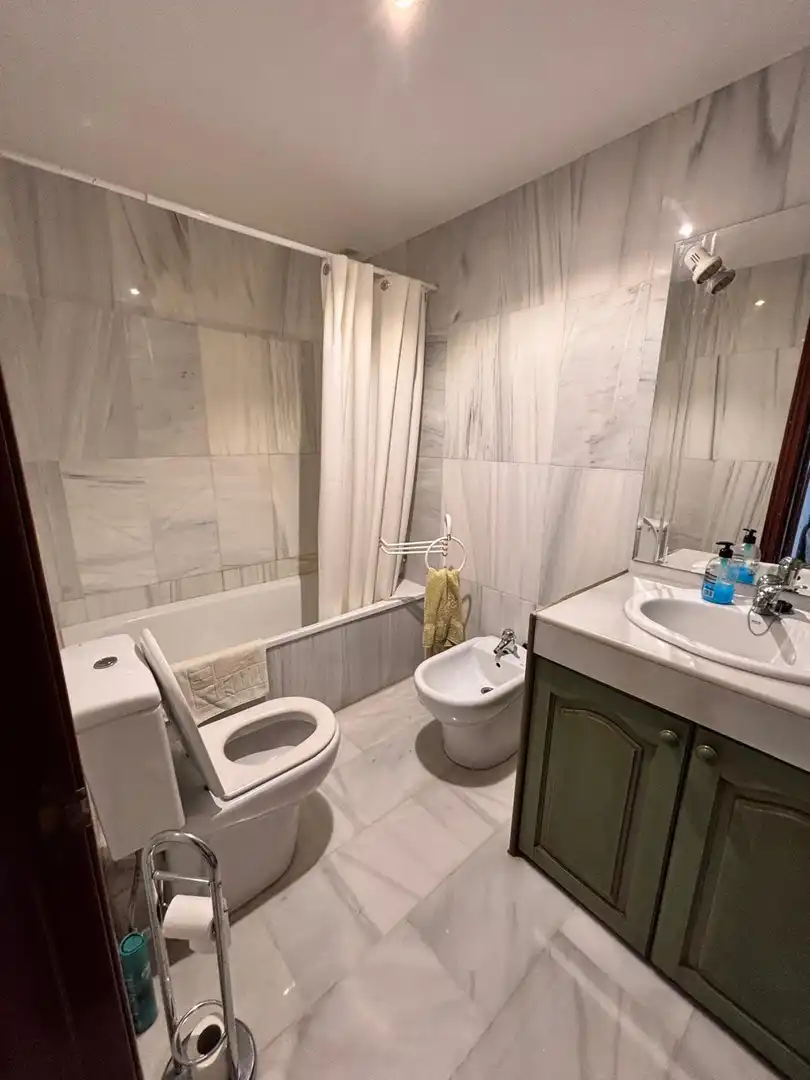 Bany de Apartament en venda en Marbella amb Aire condicionat, Terrassa i Moblat