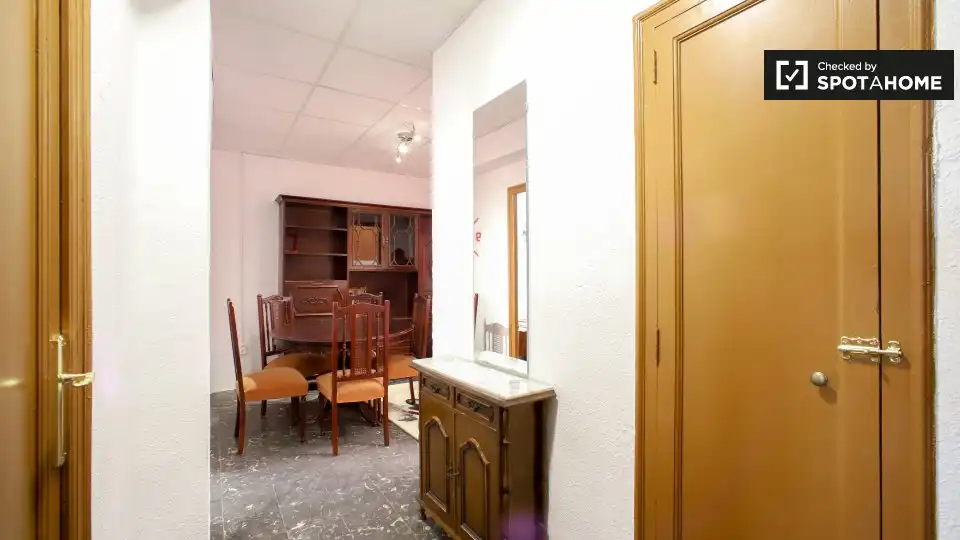 Flat for rent in Valencia  with Air Conditioner, Heating and Furnished