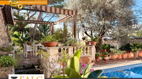 Chalet cerca de la playa  piscina y opciones versátiles