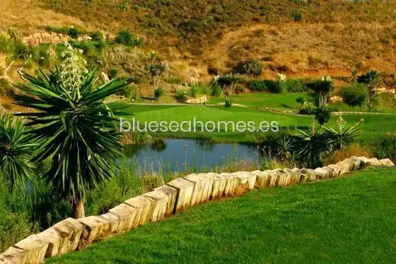 Außenansicht von Wohnung zum Verkauf in Estepona mit Klimaanlage, Privatgarten und Terrasse