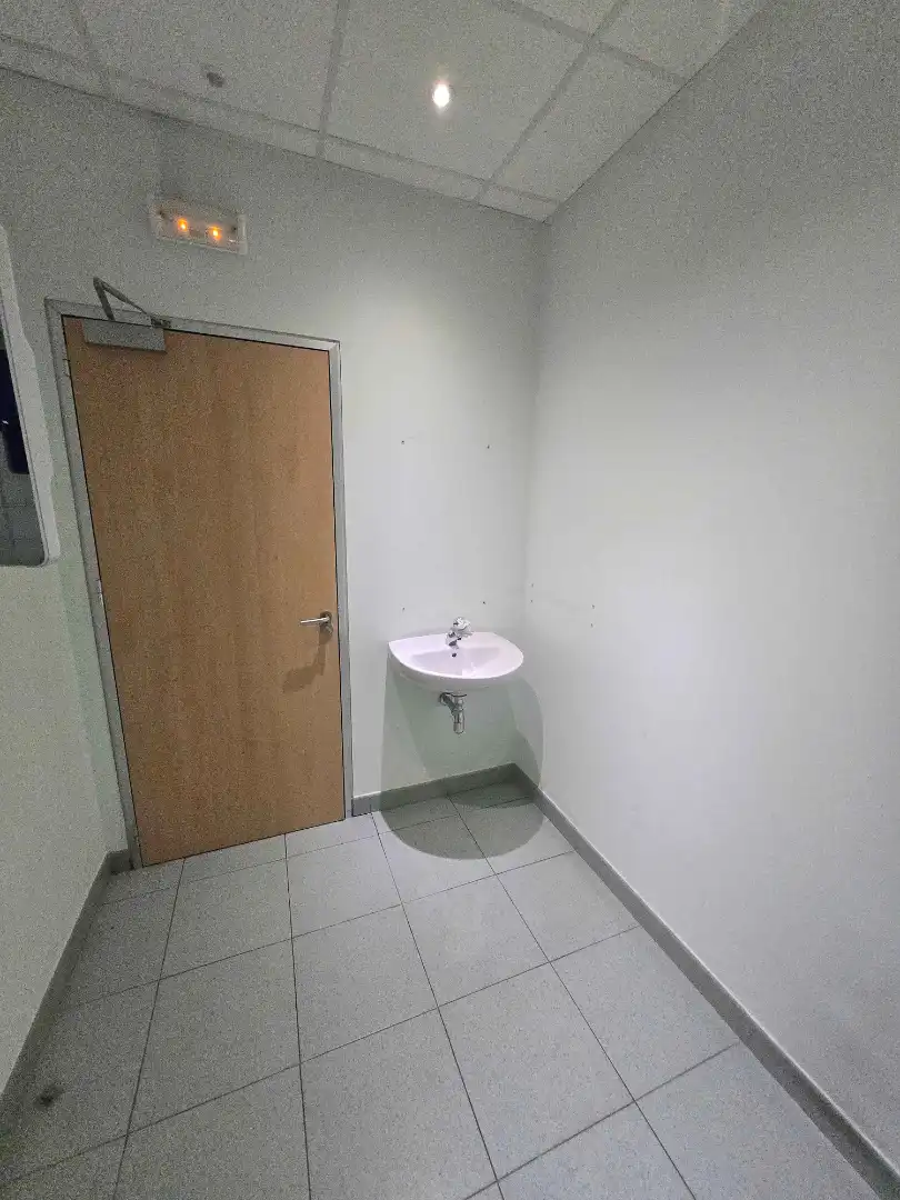 Badezimmer von Geschaftsraum zur Miete in Guadalajara mit Parkett und Internet