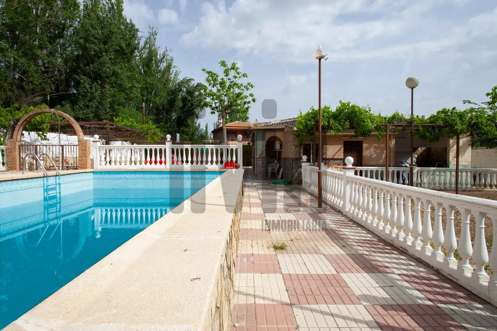 Piscina de Casa o xalet en venda en Jaén amb Aire condicionat, Calefacció i Jardí privat