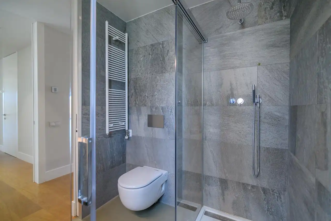 Badezimmer von Dachboden zum Verkauf in Barcelona mit Klimaanlage, Heizung und Terrasse