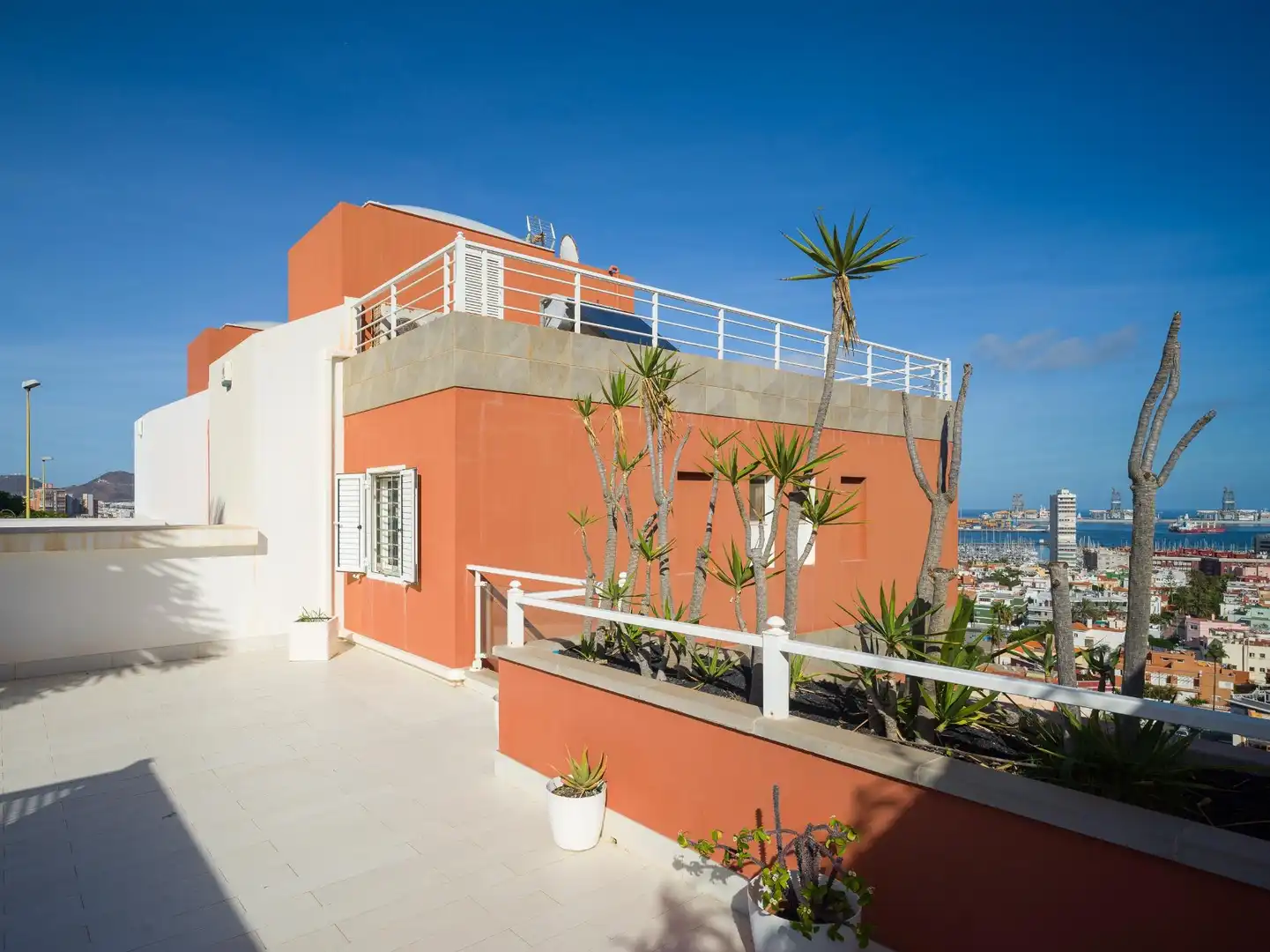 Vista exterior de Casa adosada en venda en Las Palmas de Gran Canaria amb Jardí privat, Terrassa i Traster