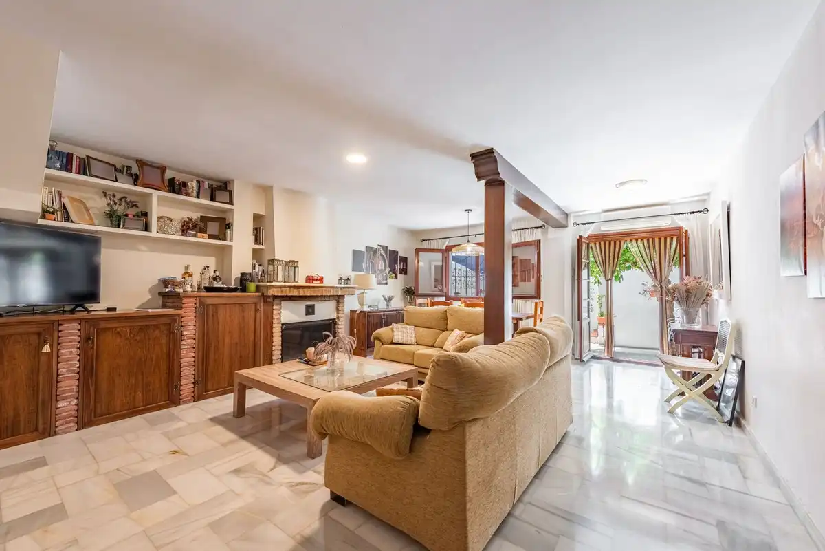 Wohnzimmer von Einfamilien-Reihenhaus zum Verkauf in Benahavís mit Klimaanlage, Heizung und Terrasse
