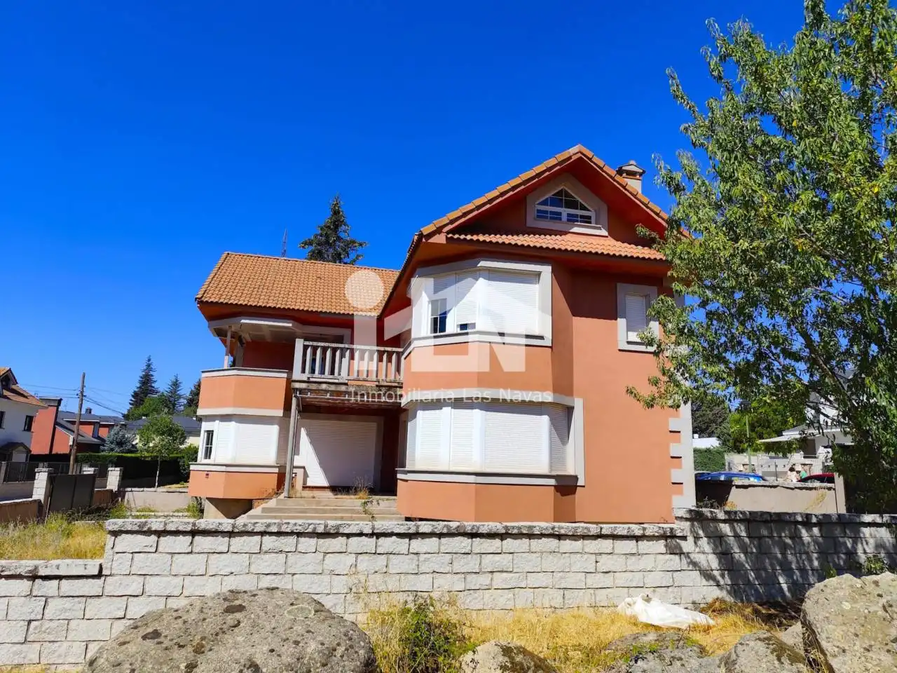 Vista exterior de Casa o xalet en venda en Las Navas del Marqués  amb Calefacció, Jardí privat i Terrassa
