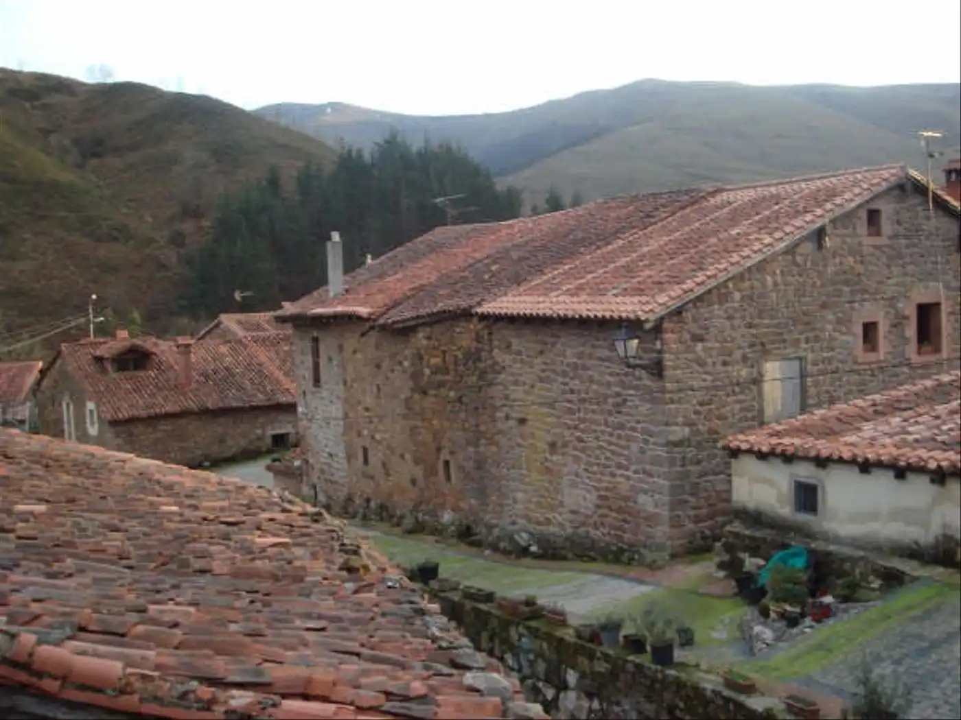 Vista exterior de Edificio en venta en Cabuérniga