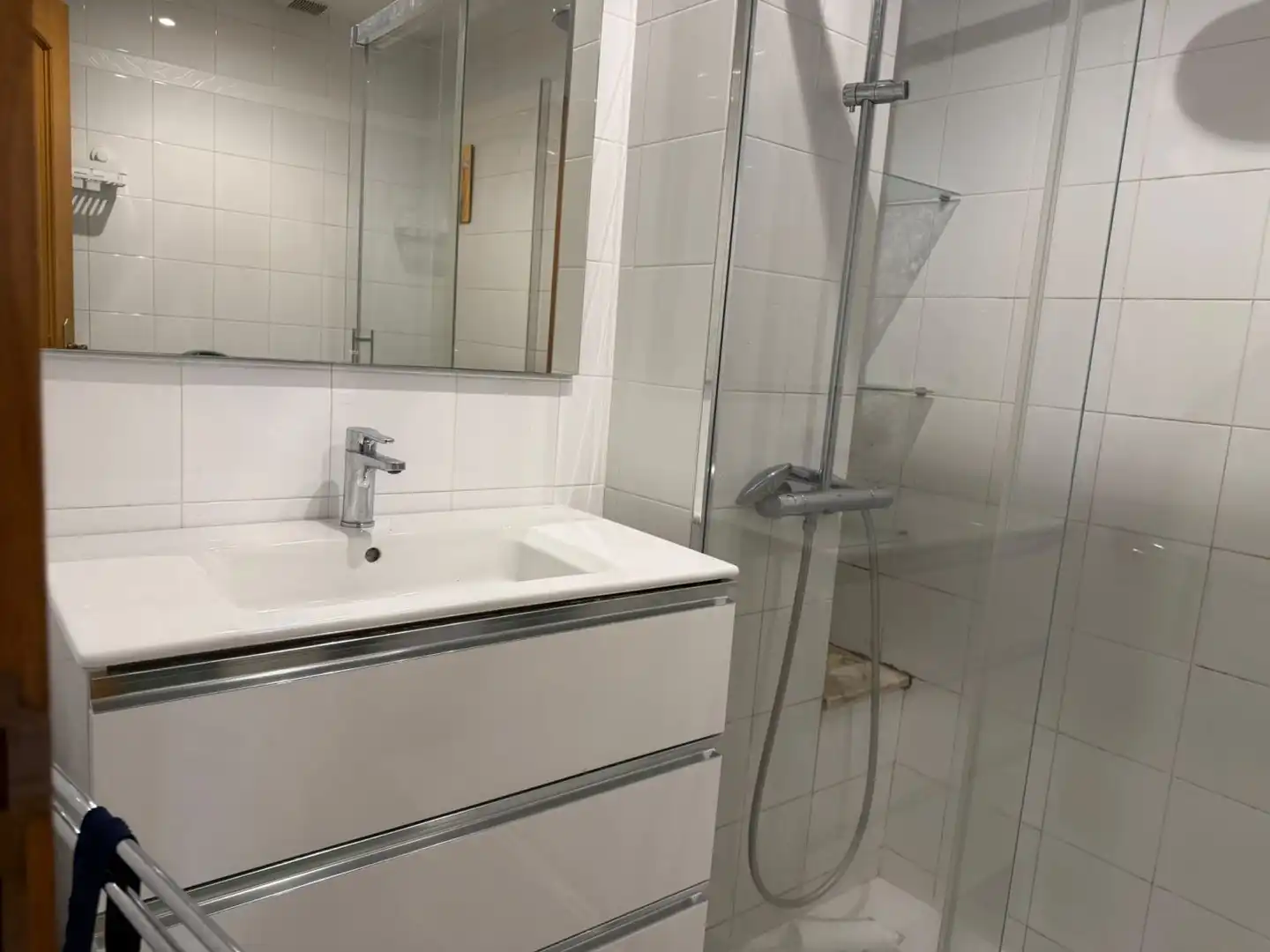 Baño de Piso de alquiler en A Coruña Capital  con Calefacción, Parquet y Amueblado