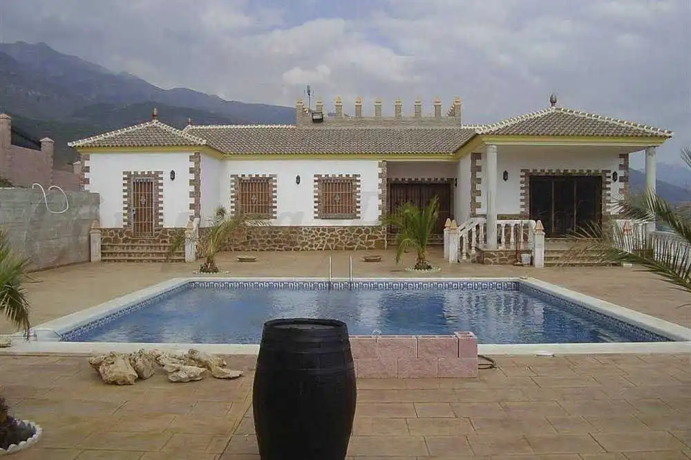 Casa amb piscina en venda a Sedella