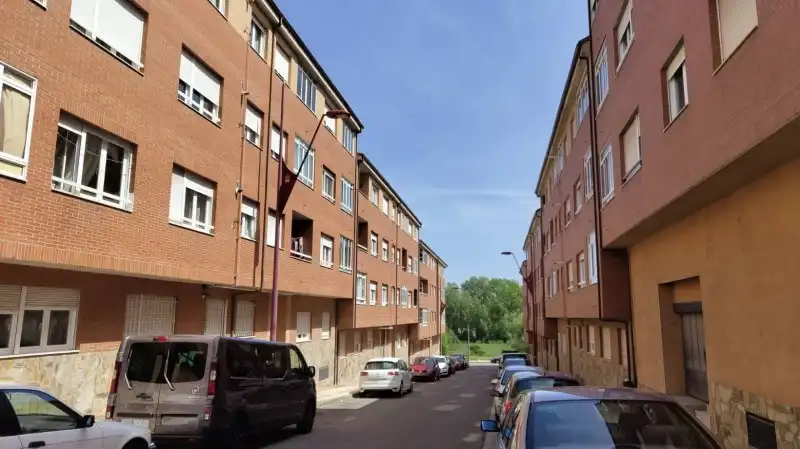 Außenansicht von Wohnung zum Verkauf in San Andrés del Rabanedo mit Heizung, Privatgarten und Parkett