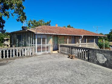 Casa rústica amb jardí en venda a Amoeiro
