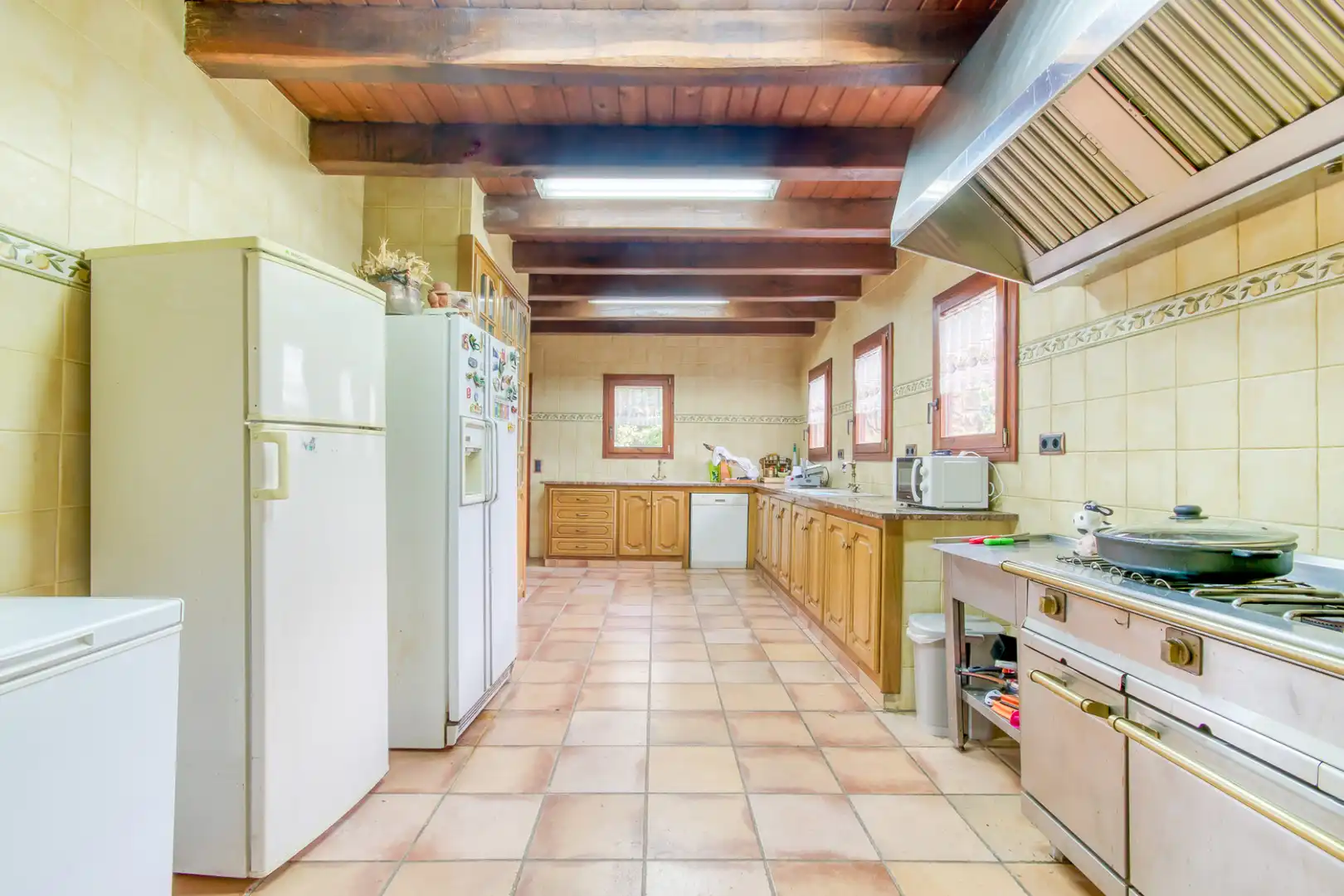 Küche von Country house zum Verkauf in Sant Joan Les Fonts mit Klimaanlage, Heizung und Privatgarten