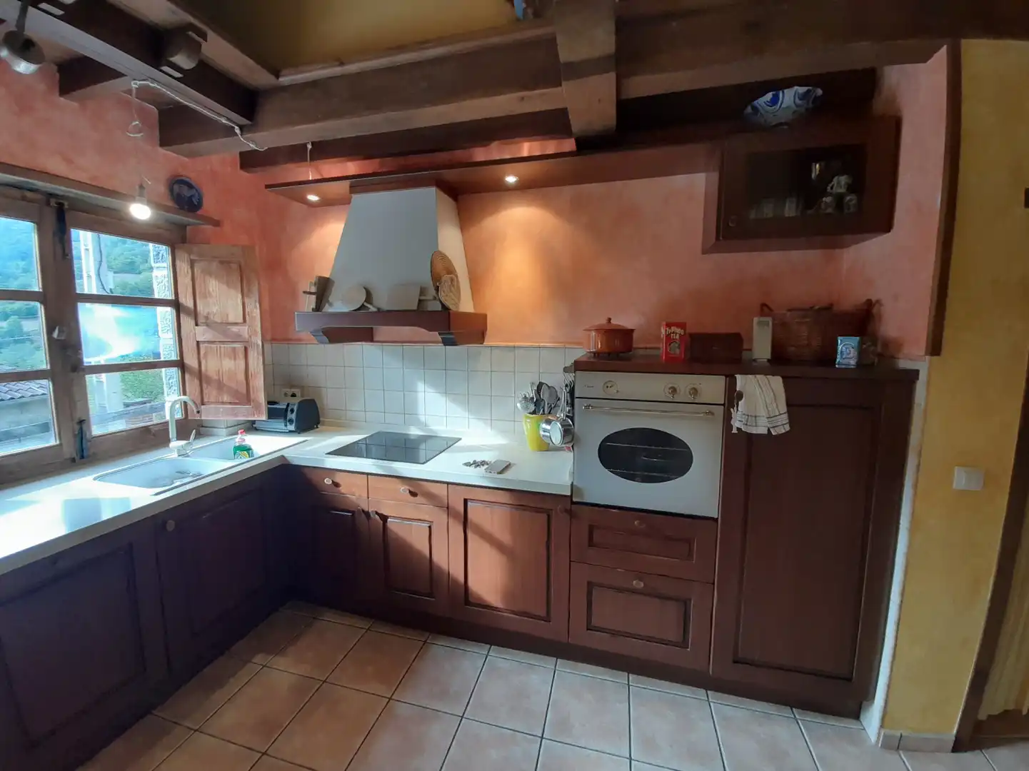Cuina de Casa adosada en venda en Caso amb Calefacció, Terrassa i Traster