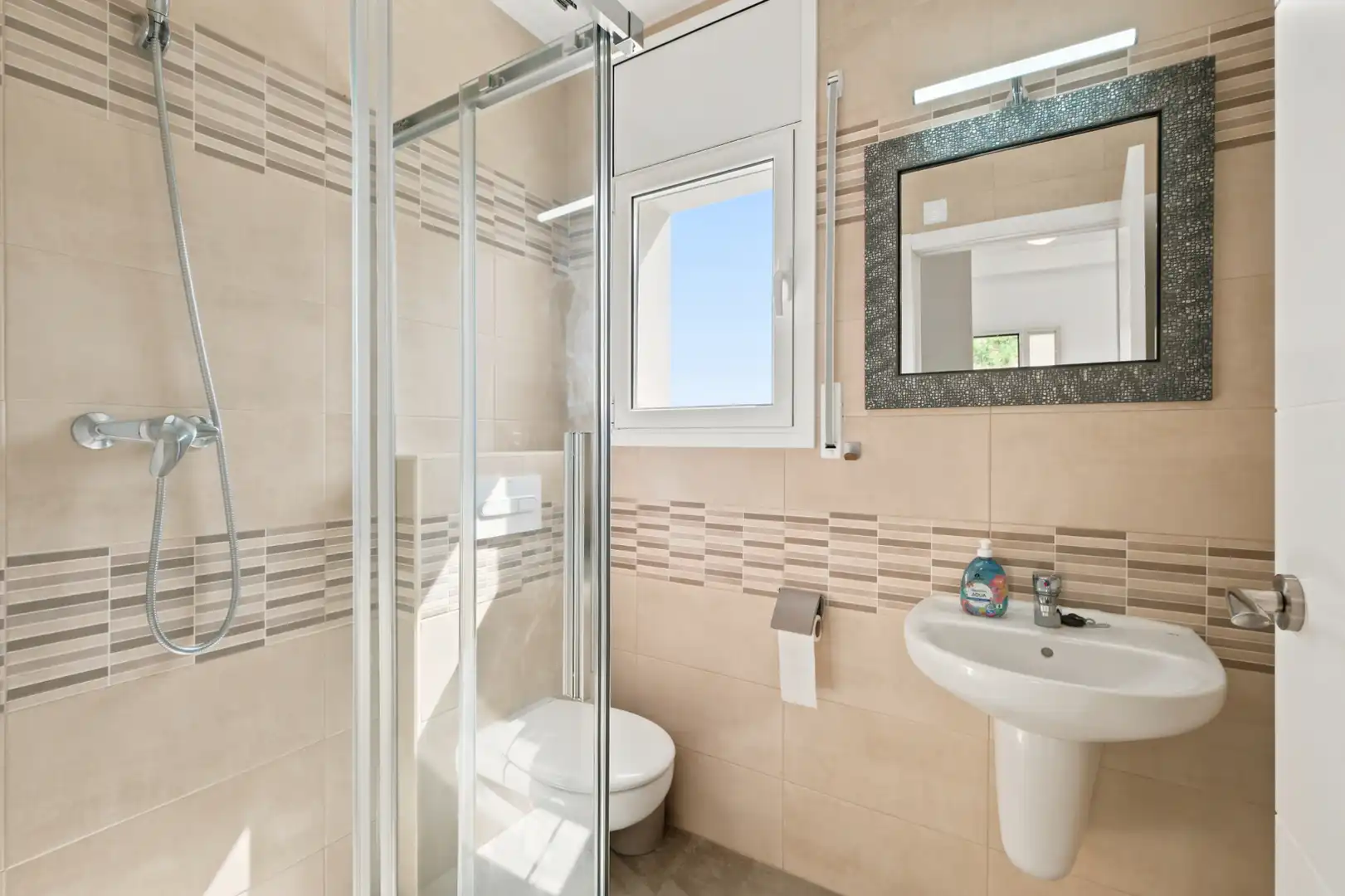 Badezimmer von Einfamilien-Reihenhaus zum Verkauf in Santa Susanna mit Klimaanlage, Privatgarten und Terrasse