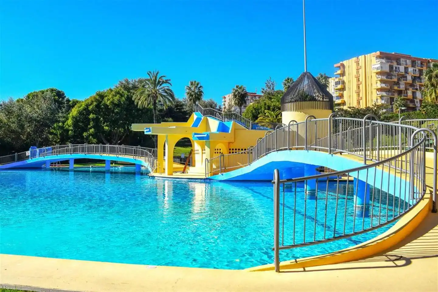 Schwimmbecken von Wohnung zum Verkauf in Benalmádena mit Klimaanlage, Heizung und Terrasse
