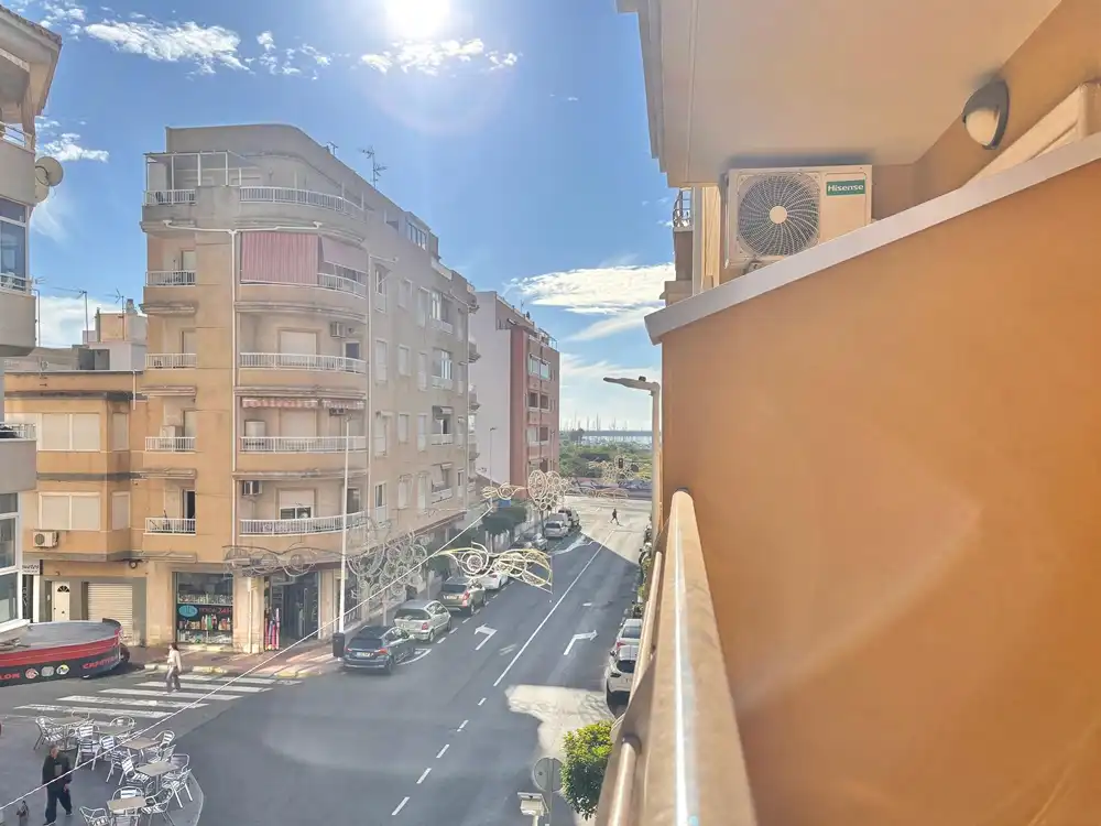 Vista exterior de Apartament en venda en Torrevieja amb Aire condicionat, Parquet i Moblat