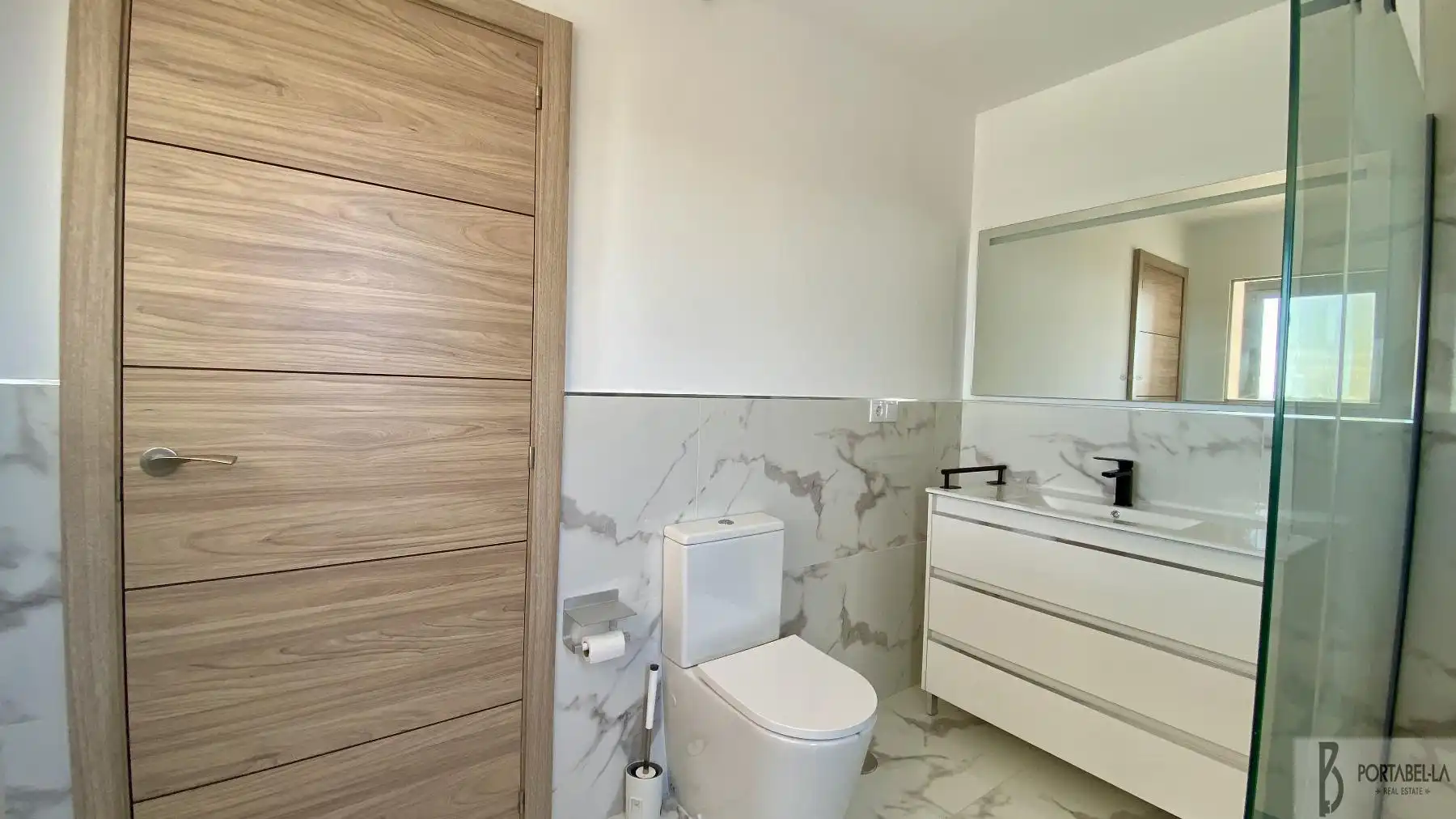 Bathroom of Houses for sale in Puerto Real  with Swimming Pool