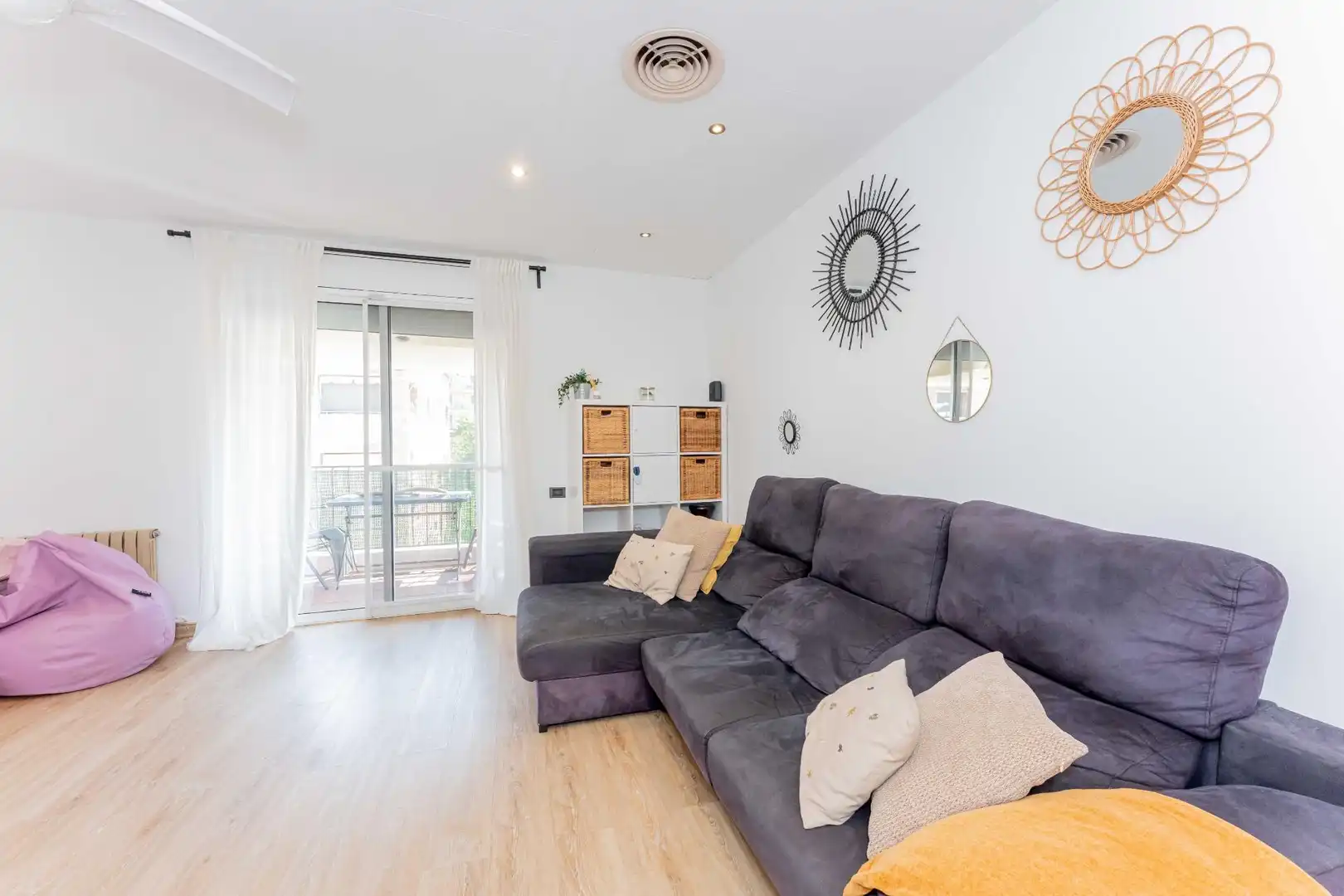 Living room of Flat for sale in Castelldefels  with Air Conditioner, Heating and Parquet flooring