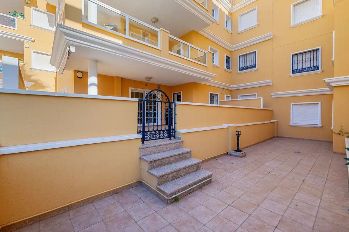 Vista exterior de Apartament en venda en Orihuela amb Aire condicionat, Jardí privat i Terrassa