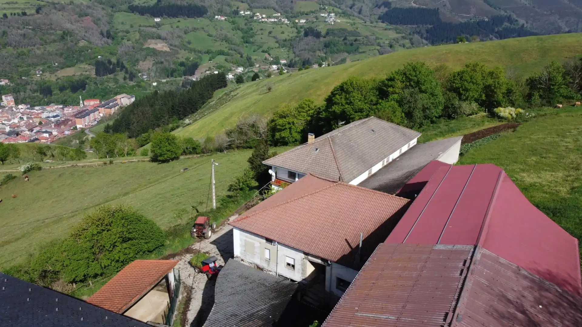 Vista exterior de Casa o xalet en venda en Cangas del Narcea amb Calefacció, Terrassa i Moblat