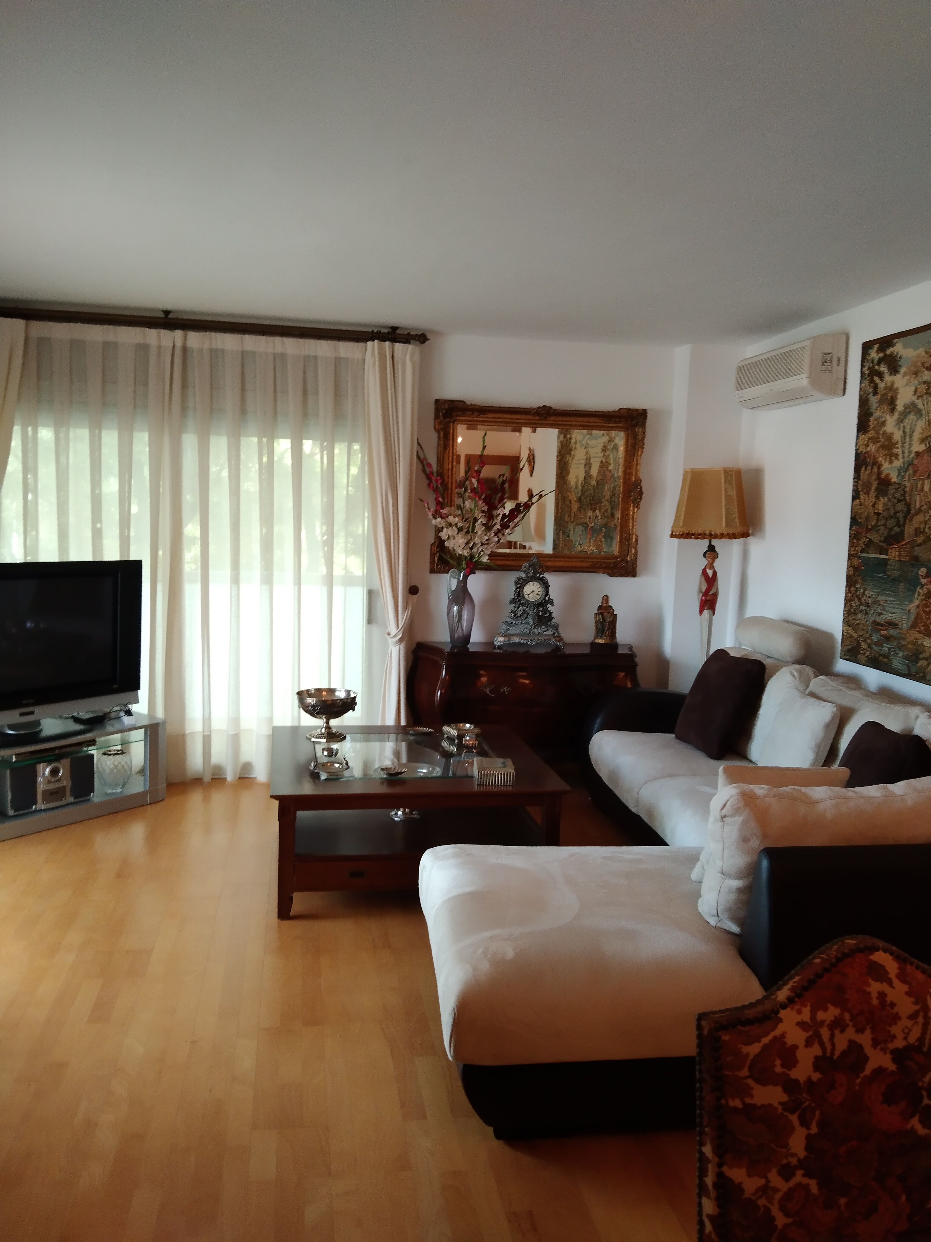 Living room of Flat for sale in Valls  with Air Conditioner, Heating and Parquet flooring