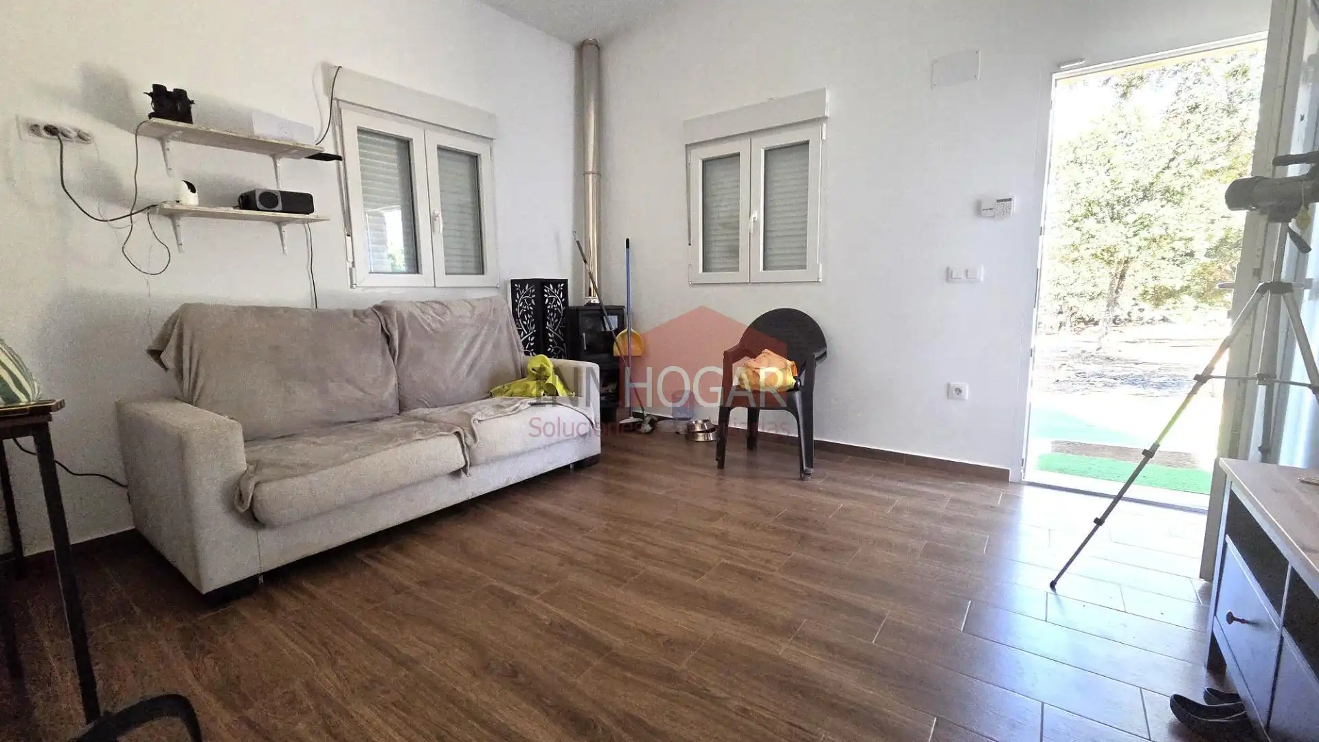 Sala d'estar de Finca rústica en venda en Burgohondo amb Jardí privat, Piscina i Moblat