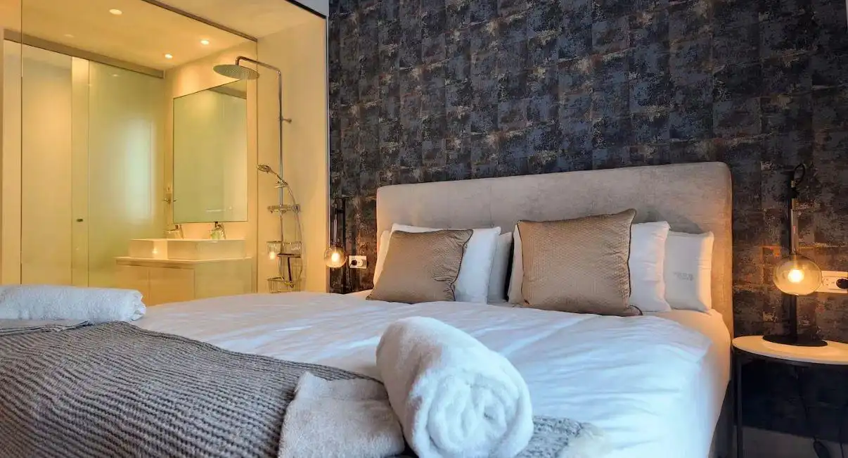 Schlafzimmer von Wohnungen zur Miete in Benahavís mit Klimaanlage, Privatgarten und Terrasse