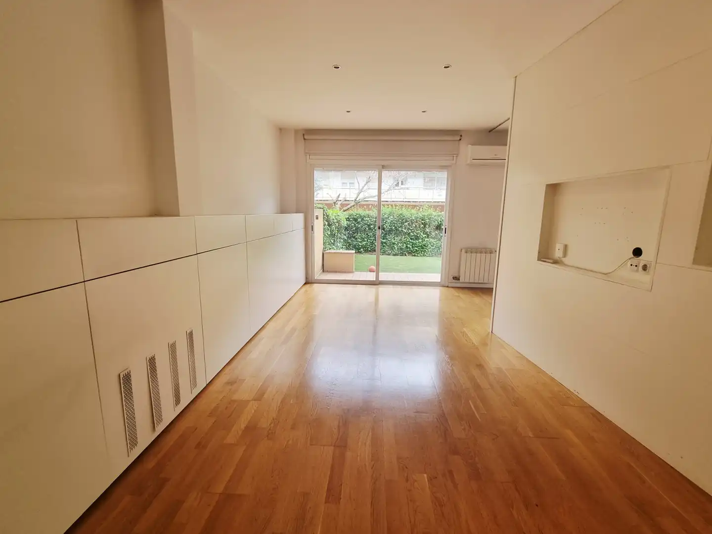Sala de estar de Piso en venta en Girona con Aire acondicionado, Calefacción y Jardín privado