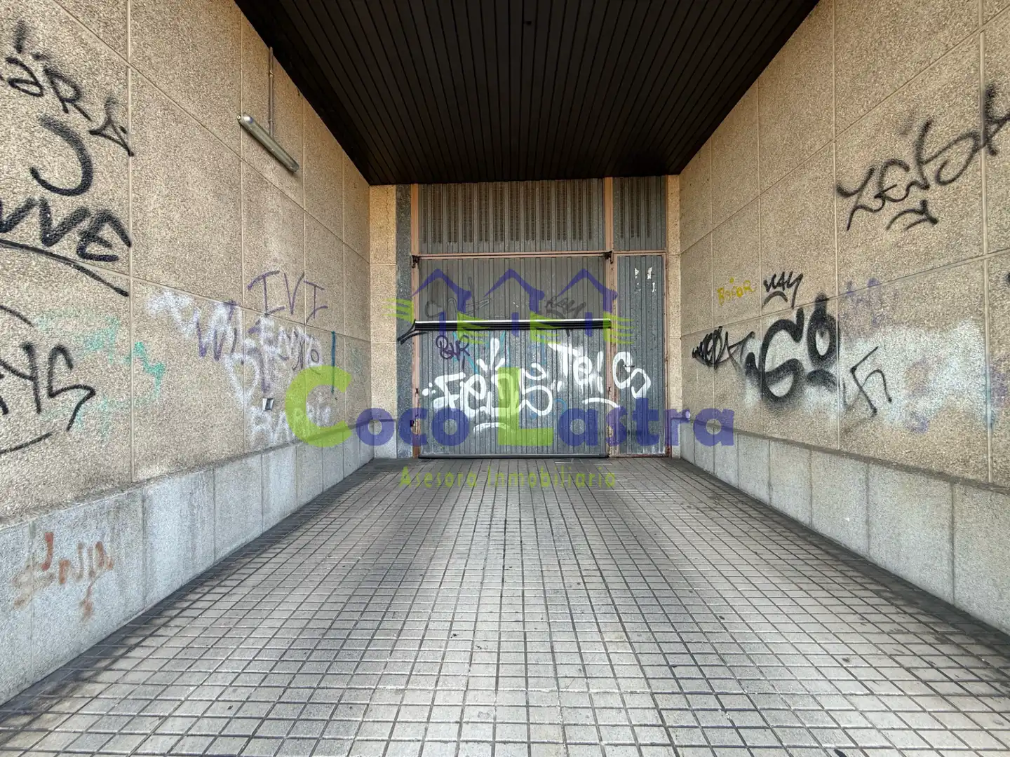 Außenansicht von Garage zum Verkauf in Salamanca