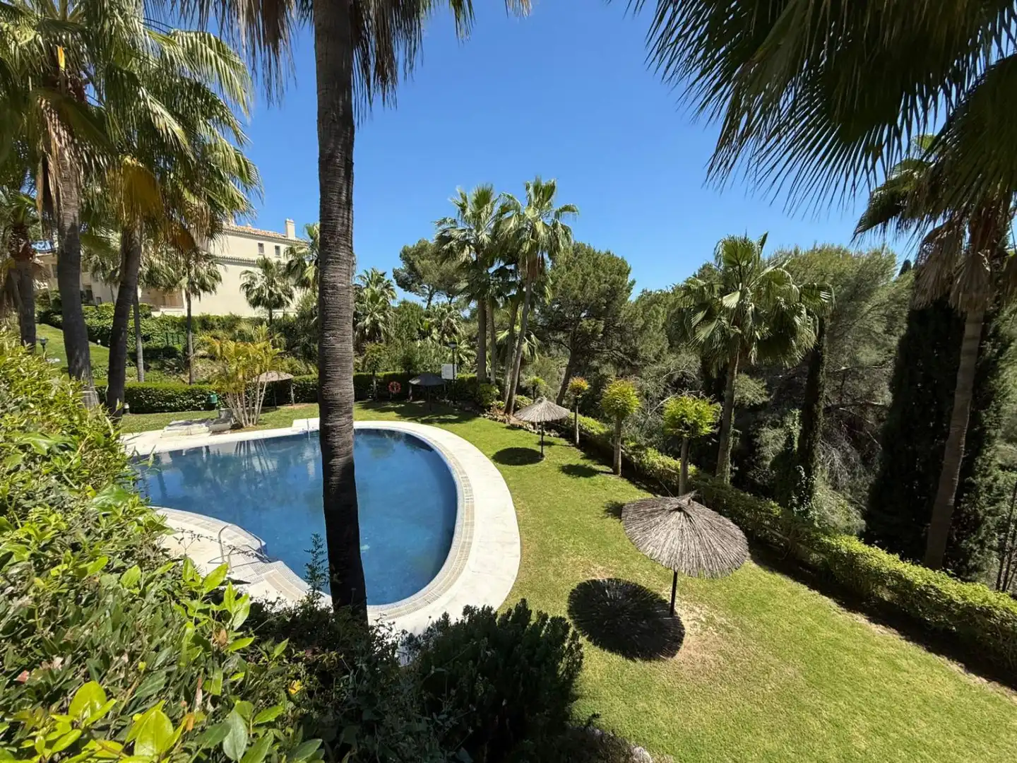 Jardín de Piso en venta en Marbella con Calefacción, Terraza y Piscina comunitaria