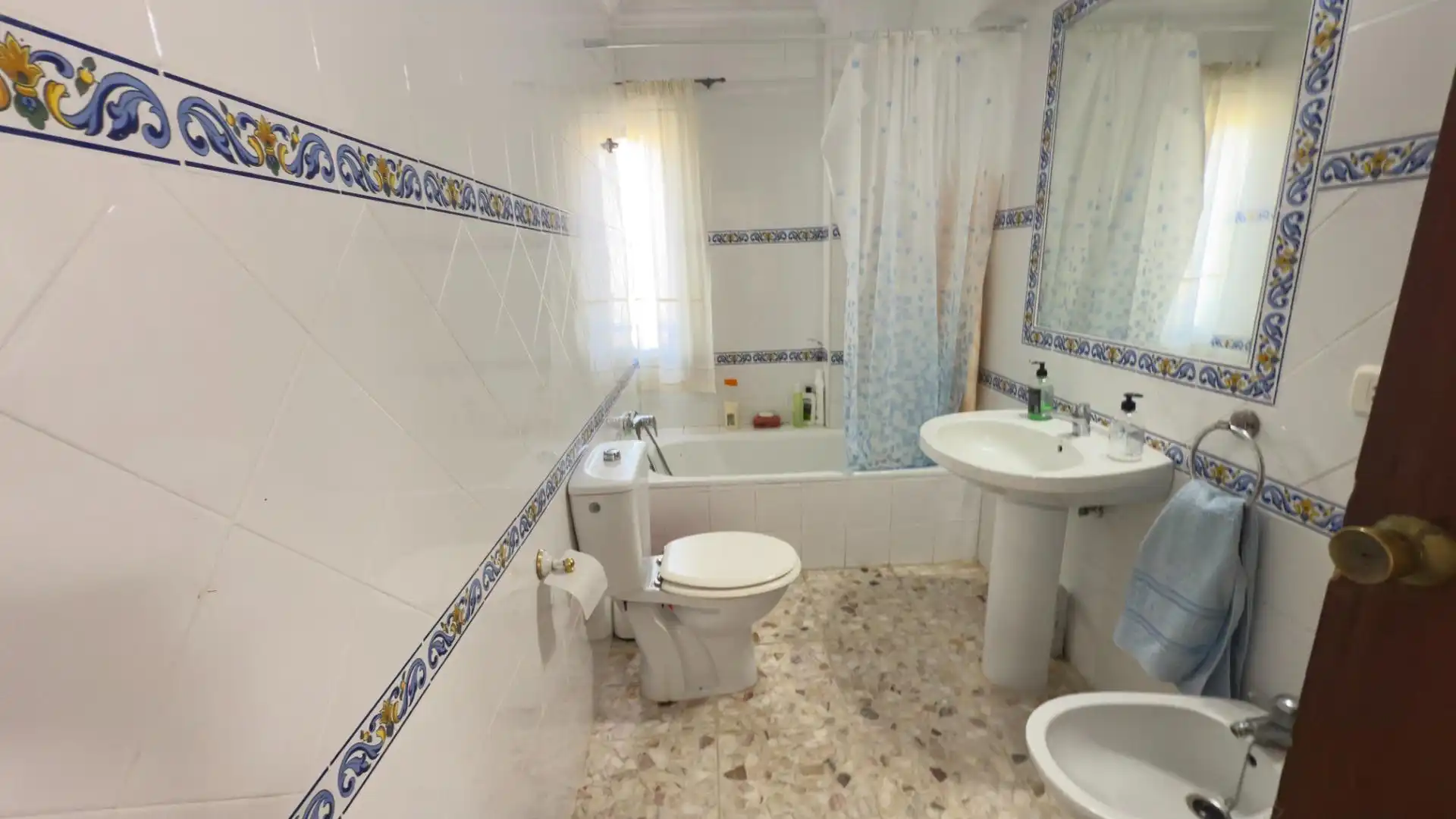 Bany de Finca rústica en venda en Gibraleón amb Aire condicionat, Jardí privat i Terrassa