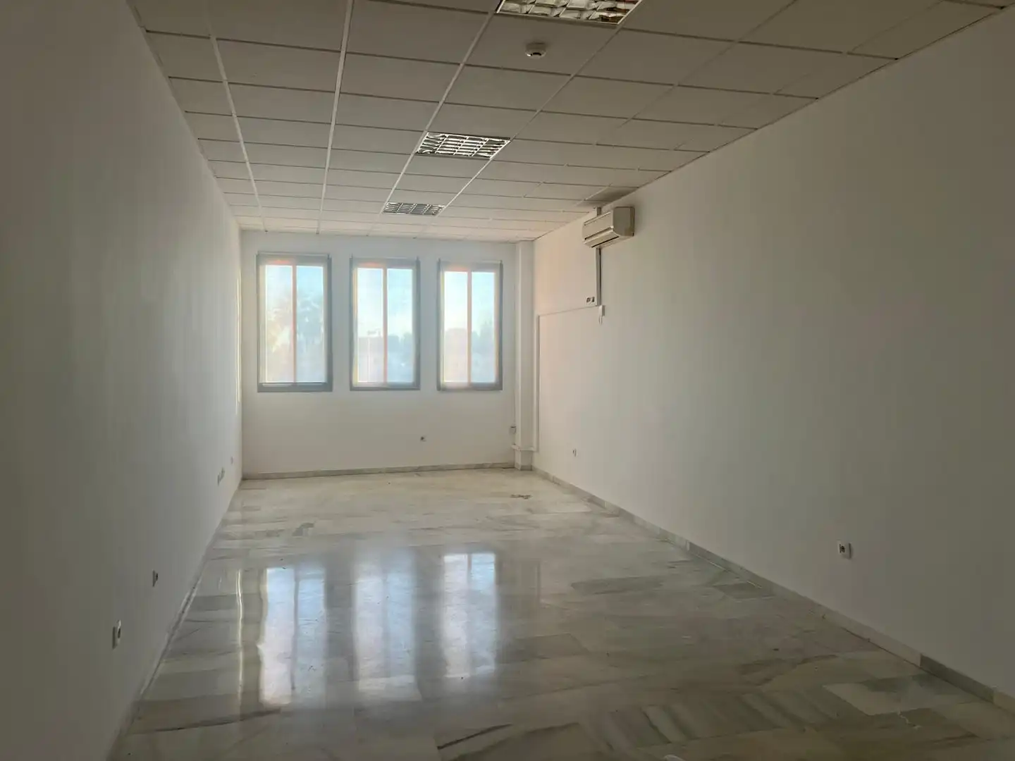 Office for rent in Montequinto  with Air Conditioner and Heating