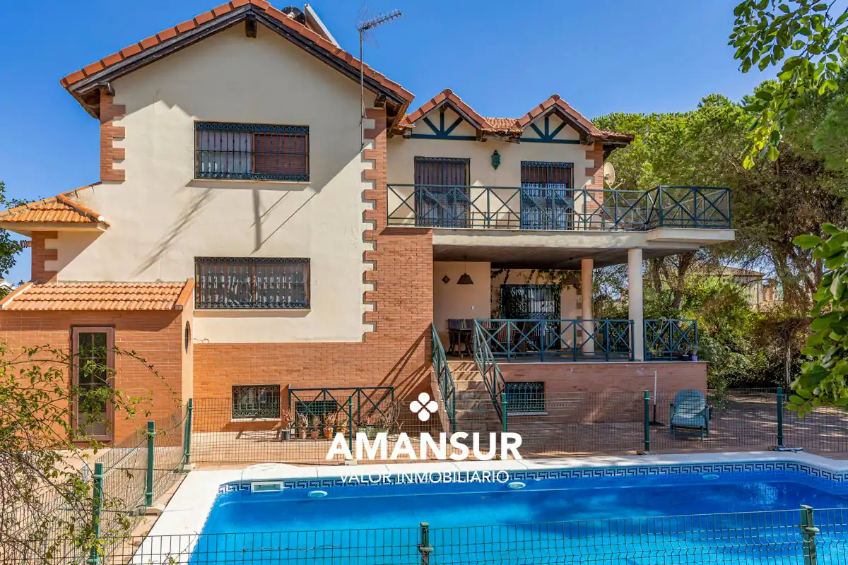Chalet con piscina en venta en Calle Peral