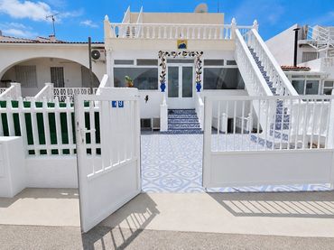 Casa con balcón en venta en Calle costa canaria