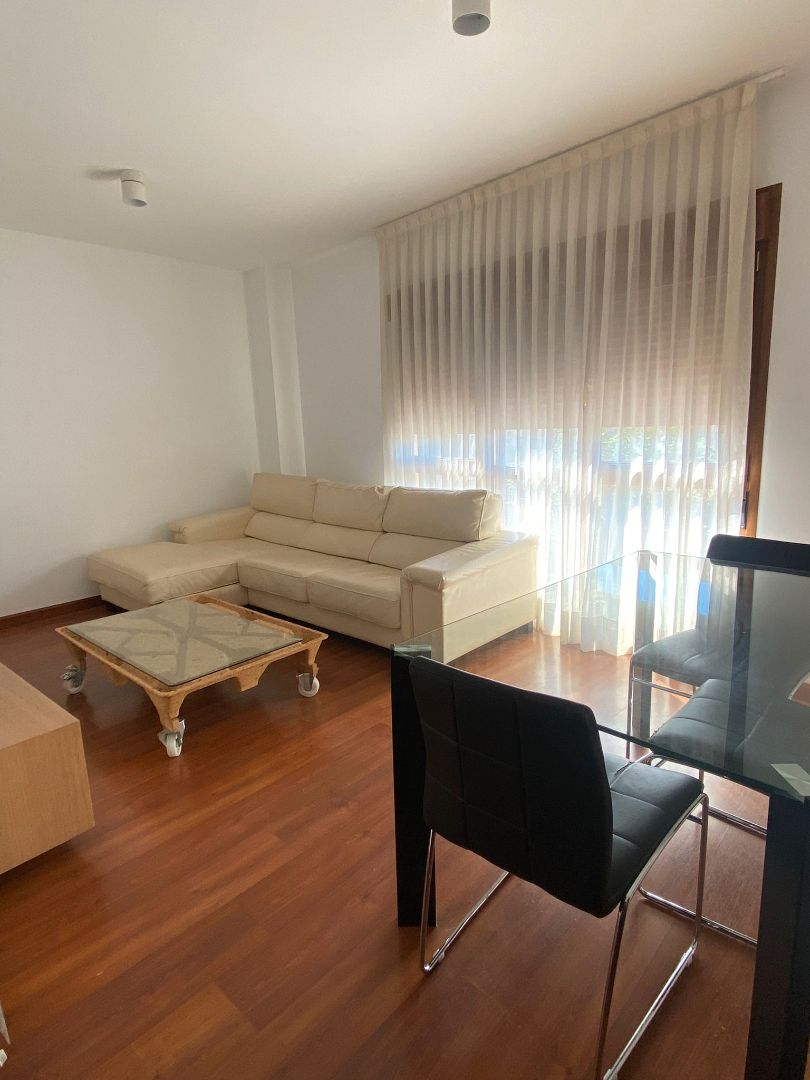 Sala de estar de Apartamento de alquiler en Ciudad Real Capital con Calefacción, Amueblado y Piscina comunitaria
