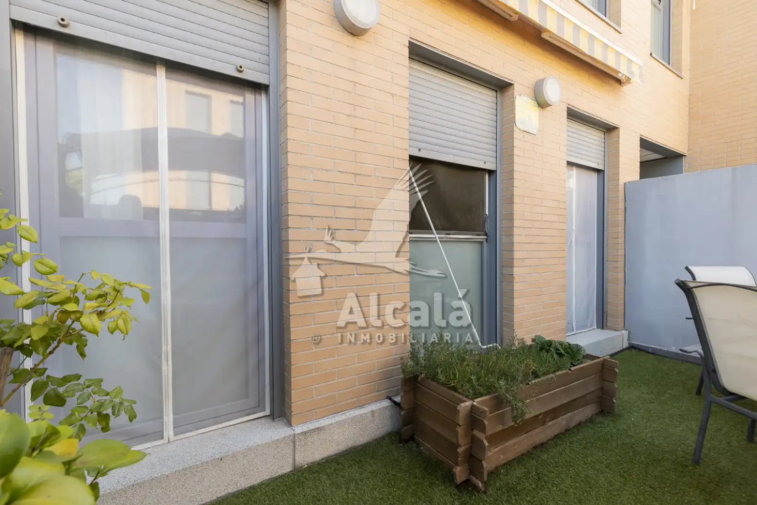 Außenansicht von Wohnung zum Verkauf in Villalbilla mit Klimaanlage, Heizung und Terrasse