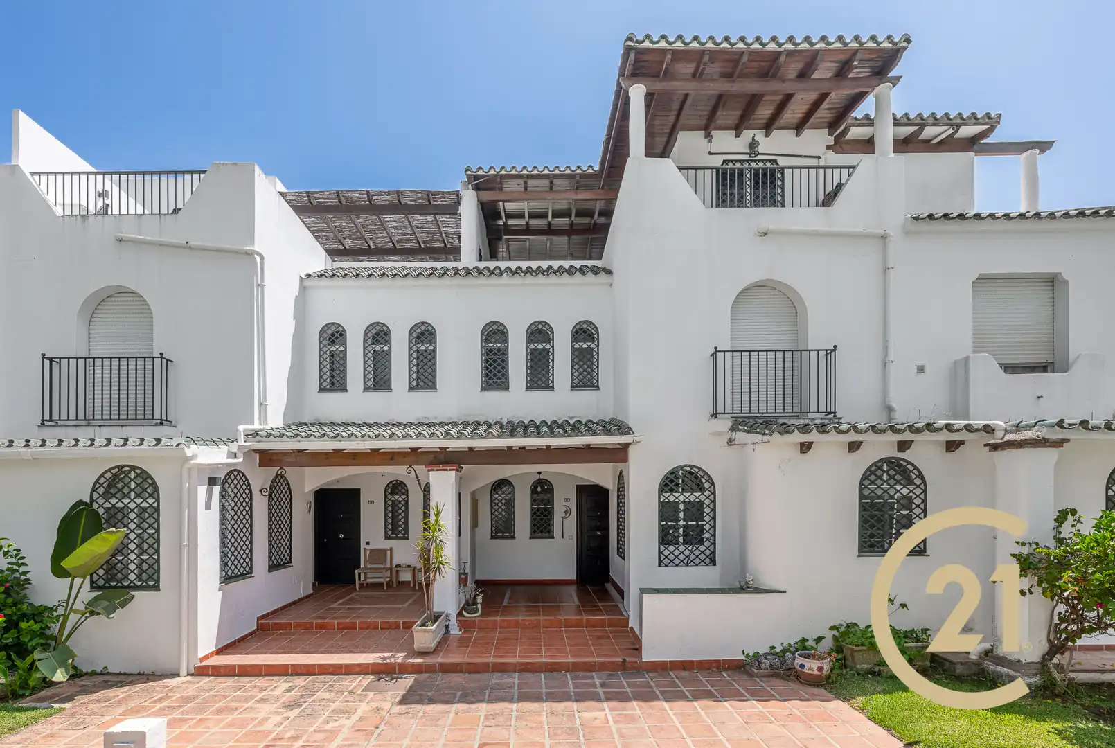 Vista exterior de Casa adosada en venta en Marbella con Aire acondicionado, Terraza y Piscina comunitaria