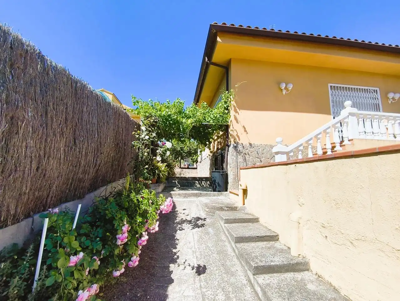 Außenansicht von Haus oder Chalet zum Verkauf in Canyelles mit Heizung, Privatgarten und Terrasse