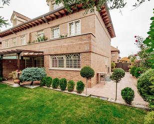 Vista exterior de Casa o xalet en venda en Majadahonda amb Aire condicionat, Piscina i Piscina comunitària