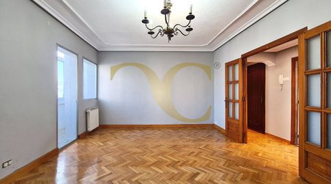 Foto 2 de Piso en venta en Calle Guipúzcoa, Pumarín, Gijón