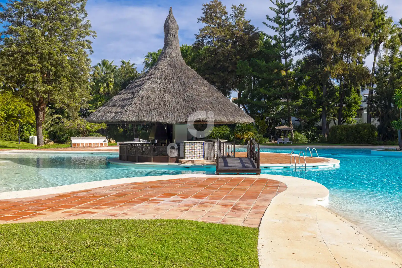 Schwimmbecken von Maisonette zum Verkauf in Estepona mit Heizung, Abstellraum und Balkon