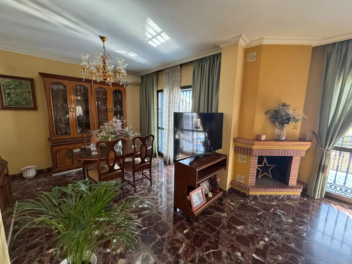 Sala d'estar de Casa o xalet en venda en Rincón de la Victoria amb Jardí privat, Terrassa i Balcó
