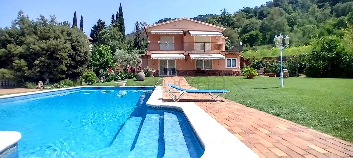 House with pool for sale in Tagamanent