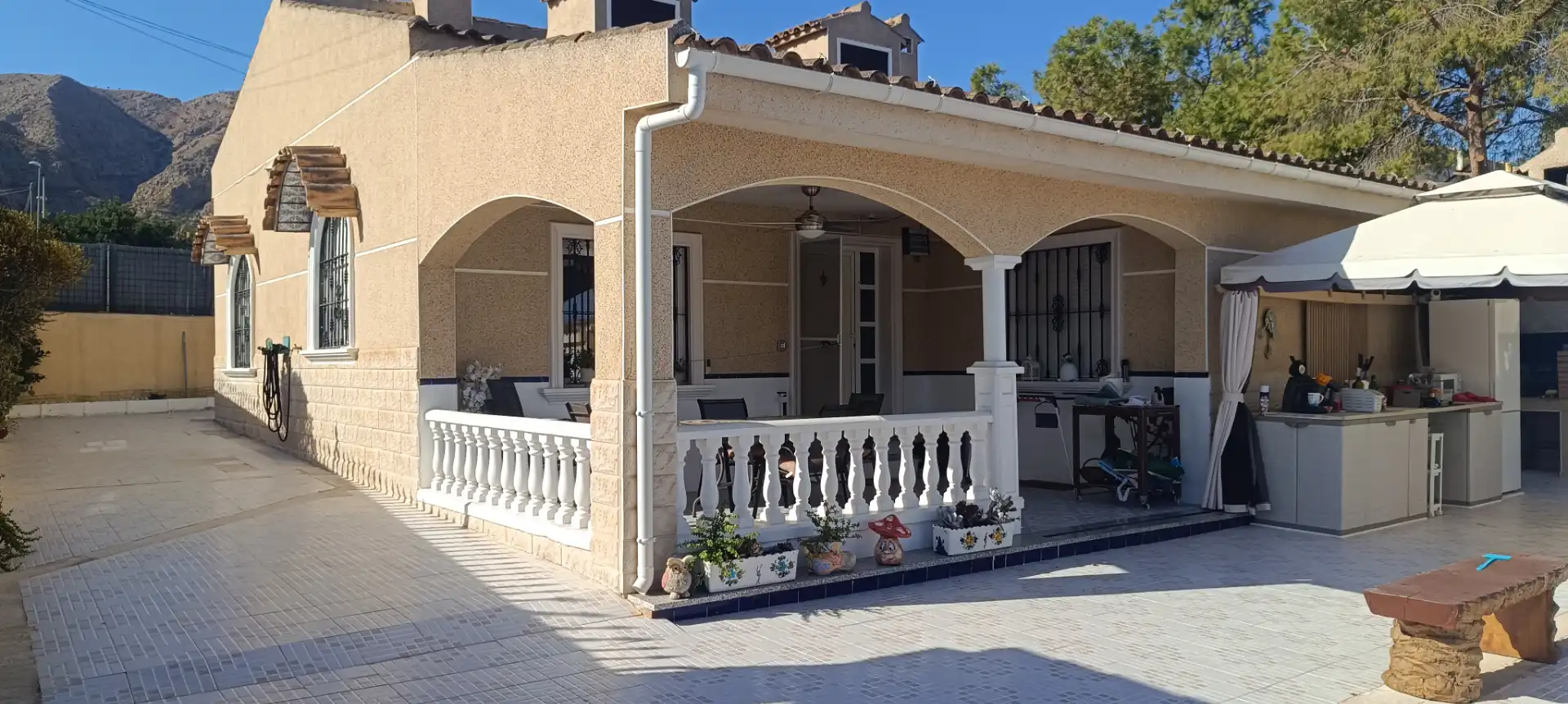 Detached house with pool for sale in Calle Almería