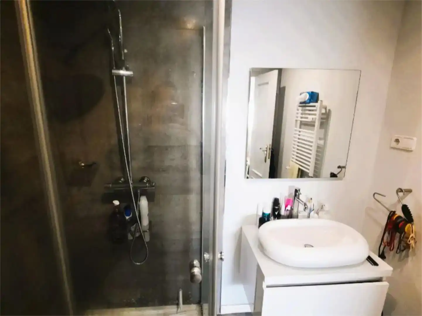 Badezimmer von Wohnung zum Verkauf in  Madrid Capital mit Klimaanlage, Schwimmbad und Balkon