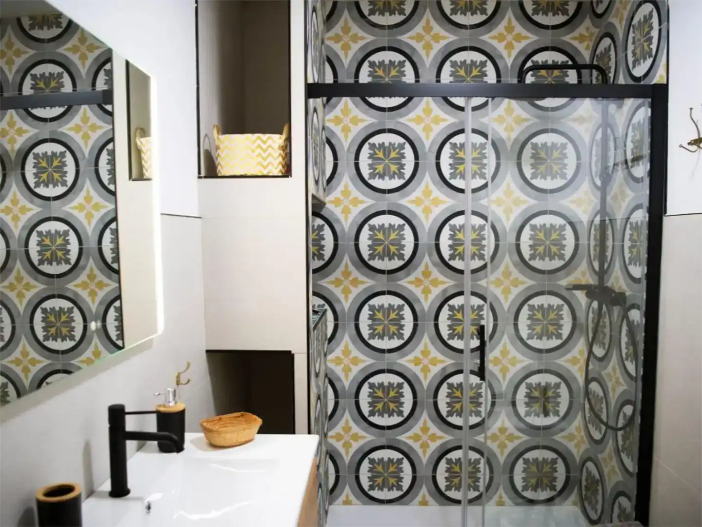 Bathroom of Detached homes for rent in Umbrete  with Air Conditioner, Parquet flooring and Furnished